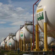 Bolsonaro finge insatisfação com preço da gasolina para privatizar a Petrobras